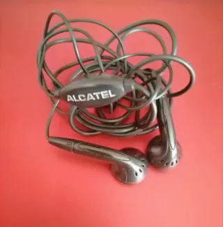 Móvil Alcatel 813F + Cargador + Auriculares