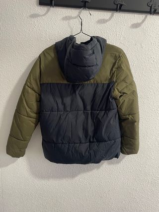 Chaqueta acolchada verde y negra niño