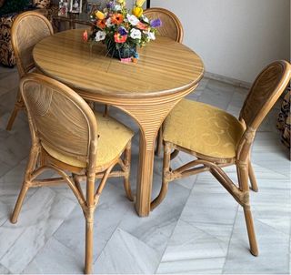 Mesa redonda de ratán con 4 sillas