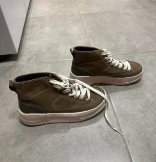 Zapatillas Stradivarius verdes altas