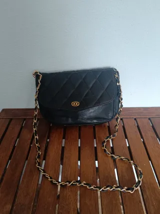 Mala a tiracolo castanha com corrente dourada