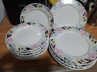 Vajilla de porcelana con flores
