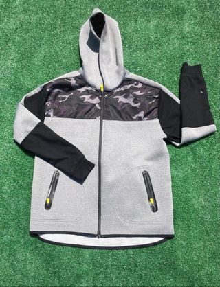 Sudadera Zara gris y negra con capucha