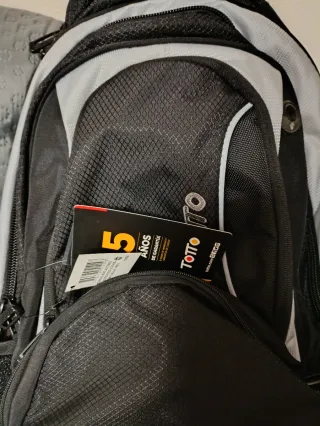 Mochila Totto Negra y Gris