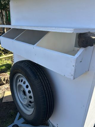 Gallinero móvil de madera y metal