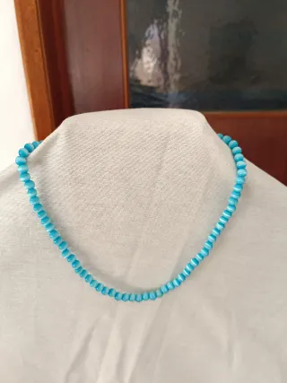 Colar de contas azul turquesa