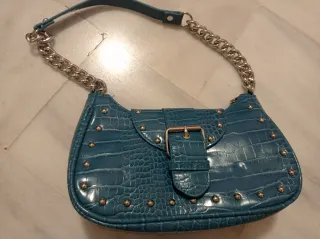 Bolso azul con tachuelas y cadena