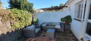 Casa pareada a lado el mar