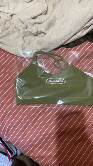 Top deportivo BLOMU verde con tiras cruzadas