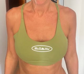 Top deportivo BLOMU verde con tiras cruzadas