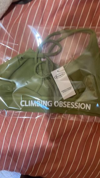 Top deportivo BLOMU verde con tiras cruzadas