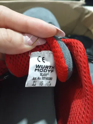 Zapatos de seguridad grises y rojos