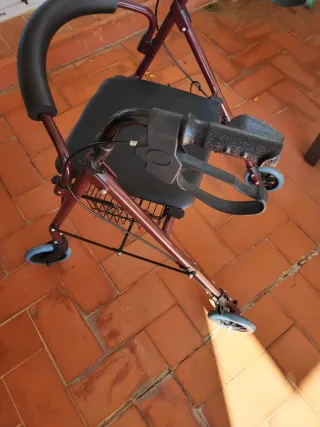 Andador sin estrenar con ruedas y bandeja