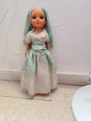 Muñeca Nancy Vestido Azul y Blanco