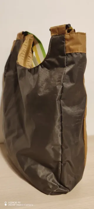 Bolso de mano dorado y verde