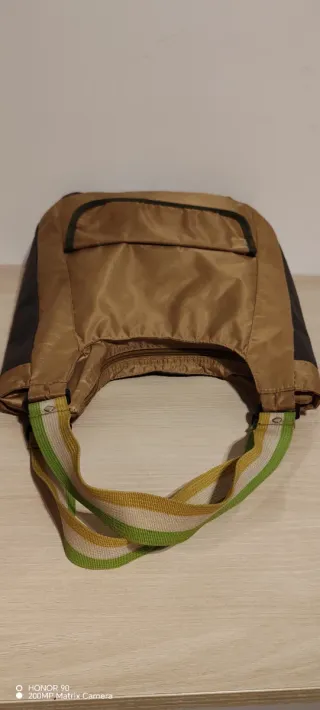 Bolso de mano dorado y verde