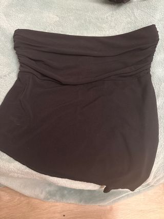 Top negro drapeado sin tirantes