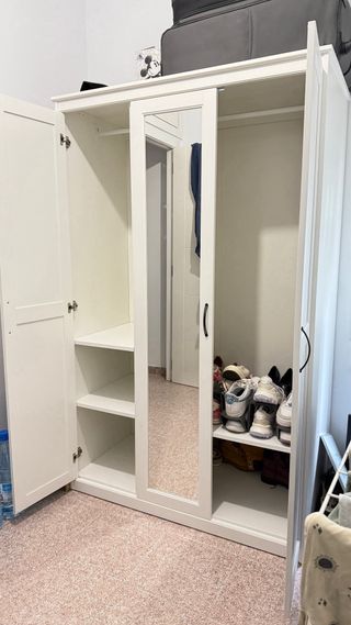 Armario blanco con espejo
