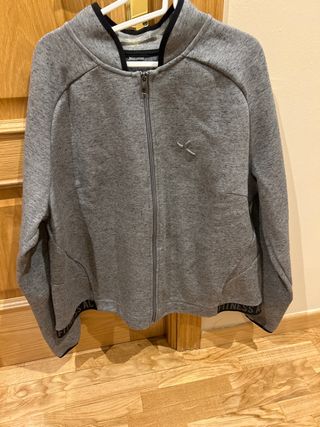 Chaqueta deportiva gris con hombreras
