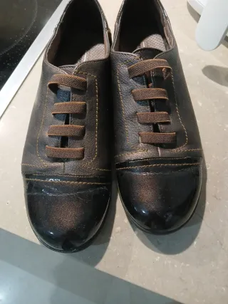 Zapatos de piel negros y marrones