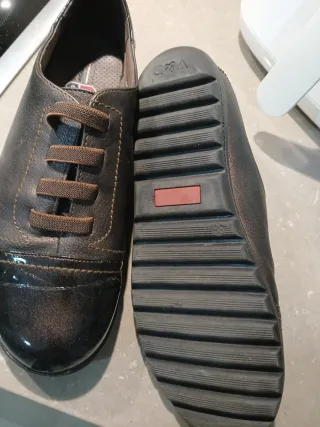Zapatos de piel negros y marrones