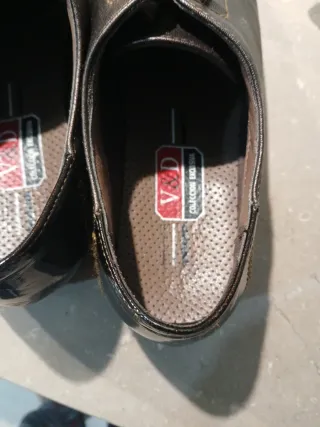 Zapatos de piel negros y marrones