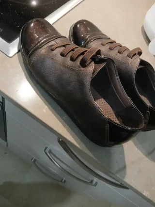 Zapatos de piel negros y marrones