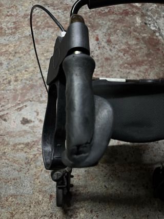 Andador para mayores con asiento y cesta