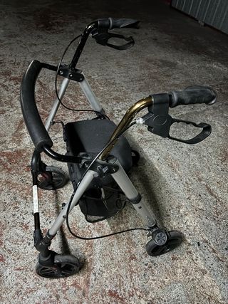 Andador para mayores con asiento y cesta