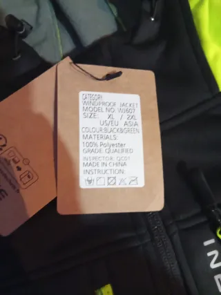 Chaqueta térmica negra y amarilla