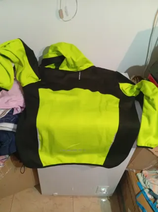 Chaqueta térmica negra y amarilla