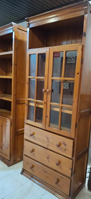 Vitrina de madera con puertas de cristal