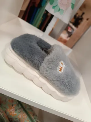 Zapatillas de casa de peluche con oso diferentes