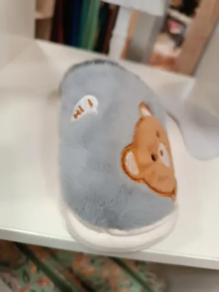 Zapatillas de casa de peluche con oso diferentes