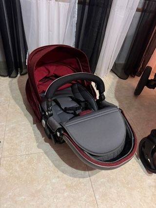 Carrito de bebé con cesta incluida.