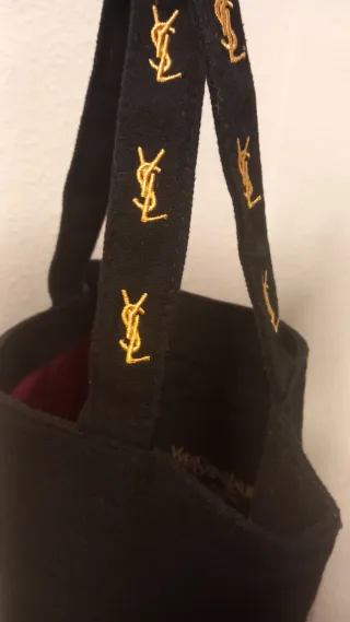 Bolso negro con logo dorado