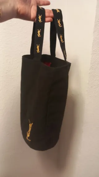 Bolso negro con logo dorado