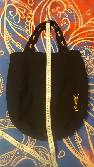 Bolso negro con logo dorado