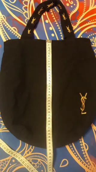 Bolso negro con logo dorado