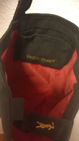 Bolso negro con logo bordado en dorado