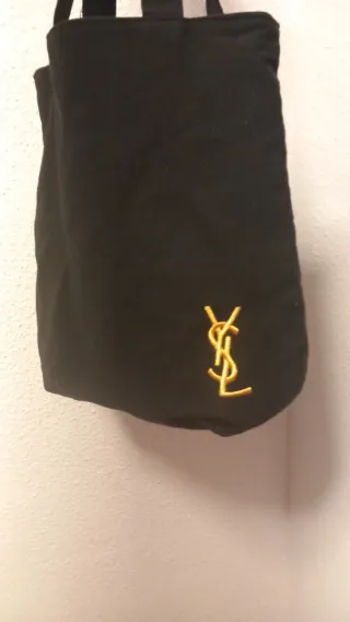 Bolso negro con logo bordado en dorado