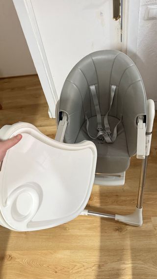 Trona de bebé gris y blanca