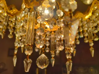 Lámpara de araña dorada de cristal