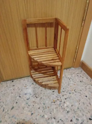 Estantería de esquina de madera