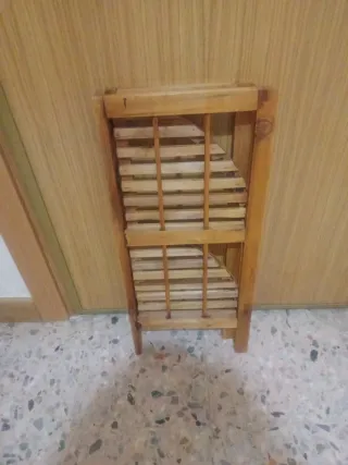 Estantería de esquina de madera