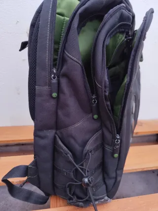 Mochila de viaje negra y verde TARGUS
