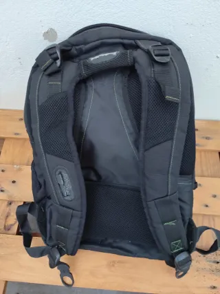 Mochila de viaje negra y verde TARGUS