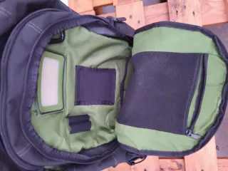 Mochila de viaje negra y verde TARGUS