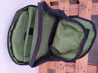 Mochila de viaje negra y verde TARGUS