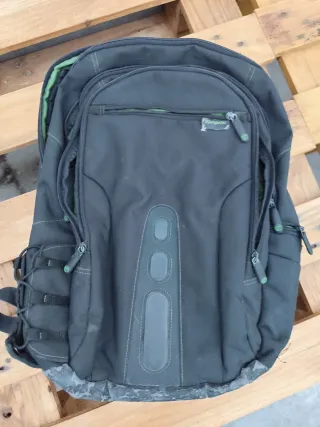 Mochila de viaje negra y verde TARGUS